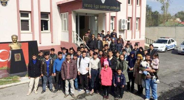 Gevaş'ta 56 kaçak göçmen yakalandı