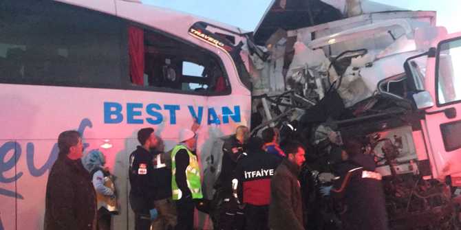 Van Otobüsü kaza yaptı: 1 ölü, 30 yaralı