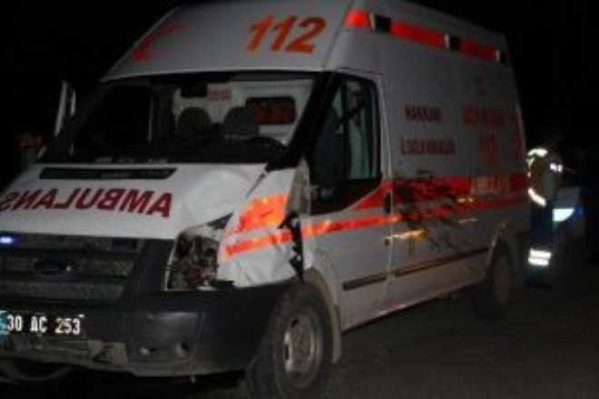 Ambulans İneğe Çarptı