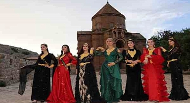 Akdamar Adası'nda Tuğba Özay'inda aralarında bulunduğu ünlü mankenlerden yöresel kıyafet defilesi