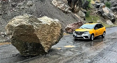 Şemdinli-Derecik yoluna kaya düştü, taksi şoförü son anda kurtuldu