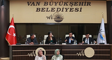 Van Büyükşehir Belediye Eşbaşkanı Zeydan'dan borç çıkışı!