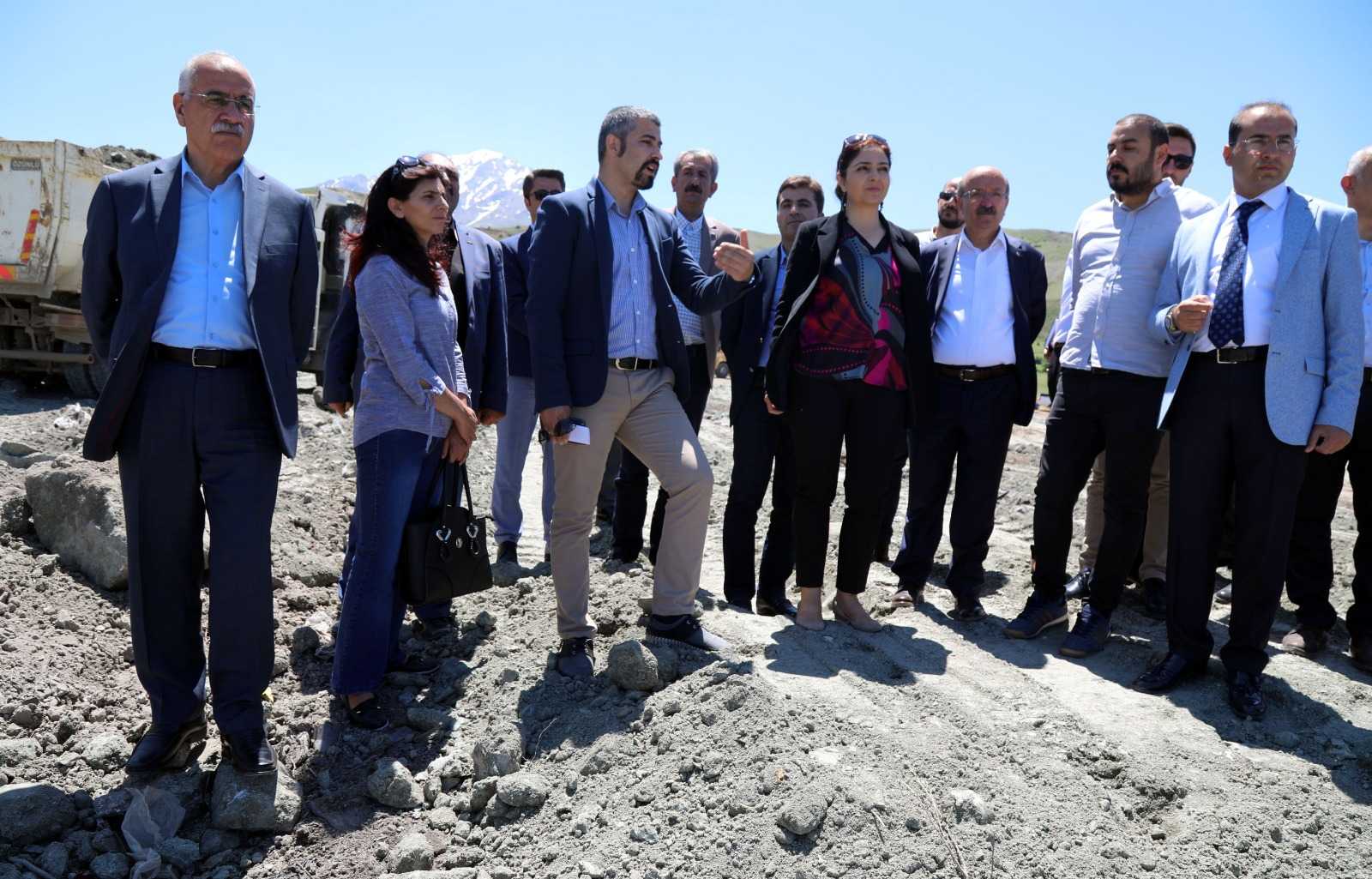 BÜYÜKŞEHİR BELEDİYESİ GEVAŞ ÇÖPLÜĞÜNÜ YOK EDİP YERİNE PARK YAPIYOR