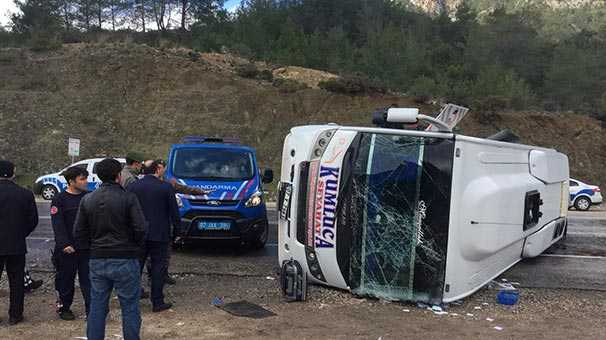 Yolcu minibüsü devrildi: Çok sayıda yaralı var...