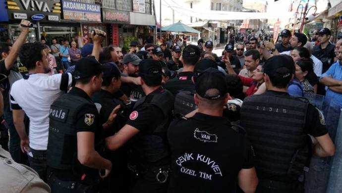 Van'da yürüyüş yine engellendi, vekiller oturma eylemine geçti