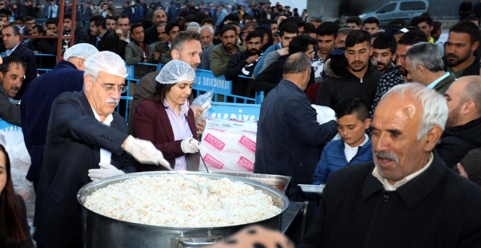 EŞBAŞKANLAR HALKLA BİRLİKTE İFTAR AÇTI