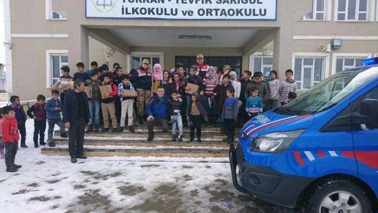 Jandarma, ihtiyaç sahibi çocukları unutmadı