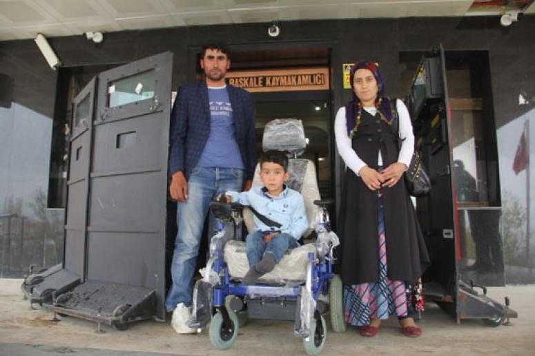 Kaymakam Öztürk’ten engelli vatandaşa akülü araç…