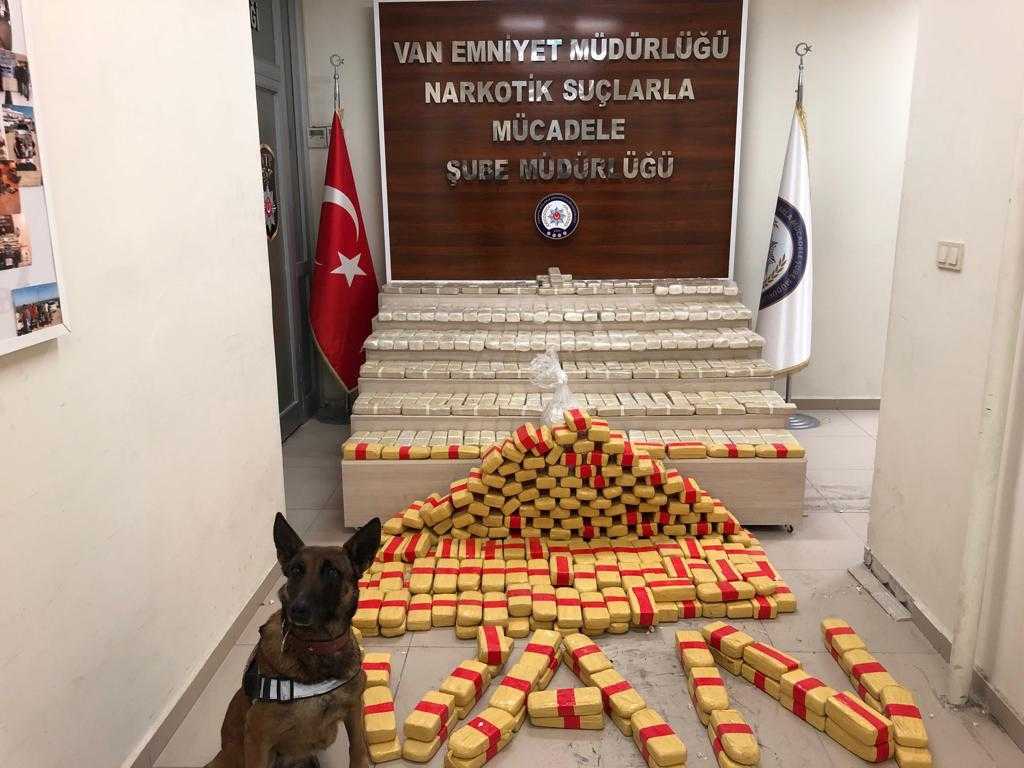Tuşba'da kargo aktarma merkezinde 285 kilo eroin ele geçirildi