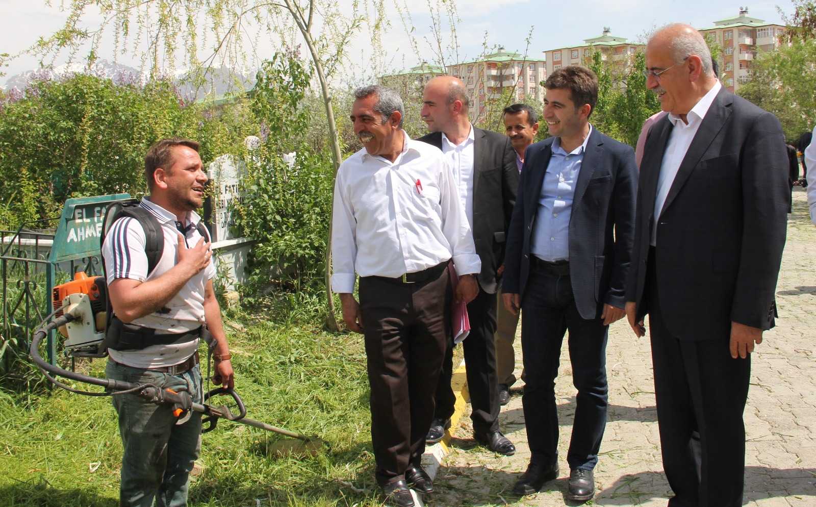 BÜYÜKŞEHİR BELEDİYESİ MEZARLIKLARDA BAKIM, ONARIM VE TEMİZLİK ÇALIŞMASI BAŞLATTI