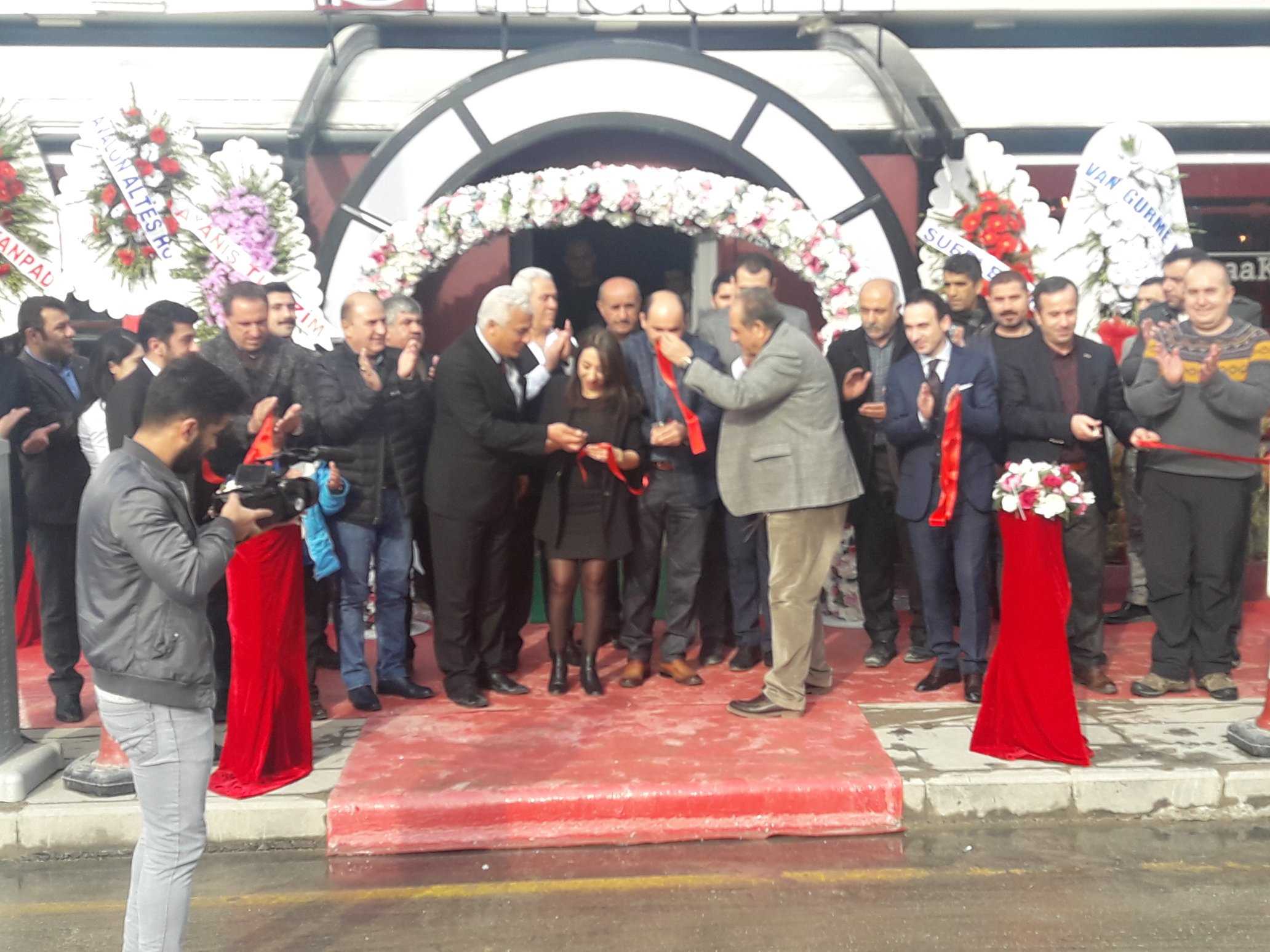 Smaak Cafe Van halkının hizmetine açıldı. Açılışı Zahir Kandaşoğlu gerçekleştirdi.