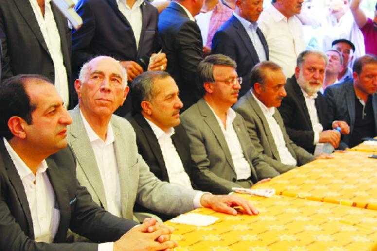 Ak Parti Van Teşkilatı seçim zaferini kutladı