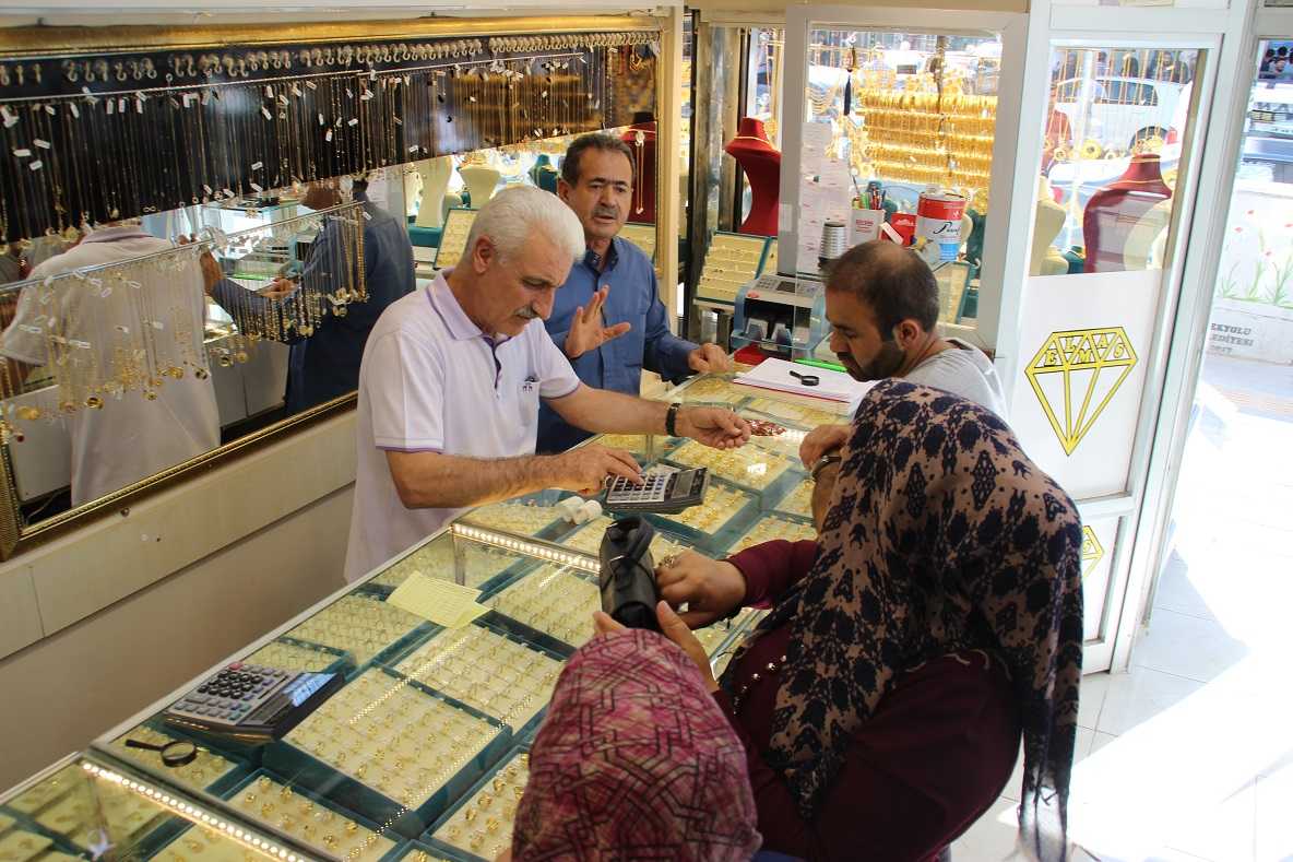 Altın uçuşa geçti, vatandaş Kuyumculara koştu