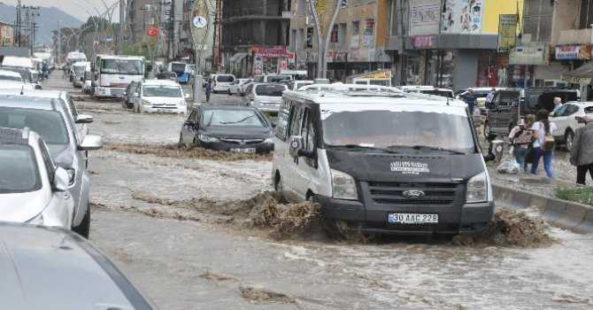 YÜKSEKOVA'DA ANİDEN BASTIRAN YAĞMUR CADDELERİ GÖLE ÇEVİRDİ