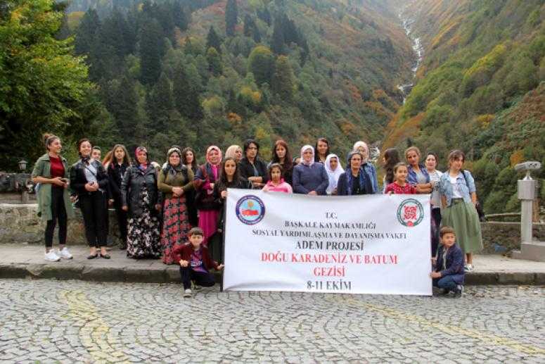 Başkaleli kadınlar için Karadeniz turu… Kaymakam Asım Solak'a Teşekkür ettiler.