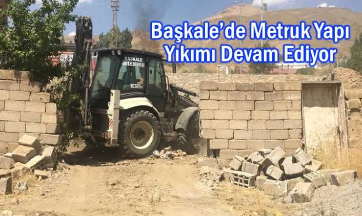 Başkale'de Metruk yapılar yıkılıyor