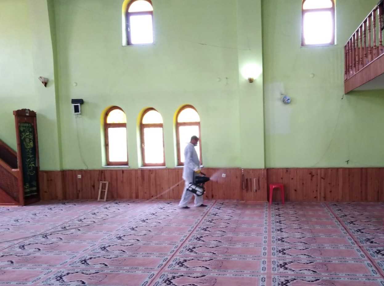 TUŞBA’DA İBADETE AÇILACAK CAMİLER DEZENFEKTE EDİLİYOR