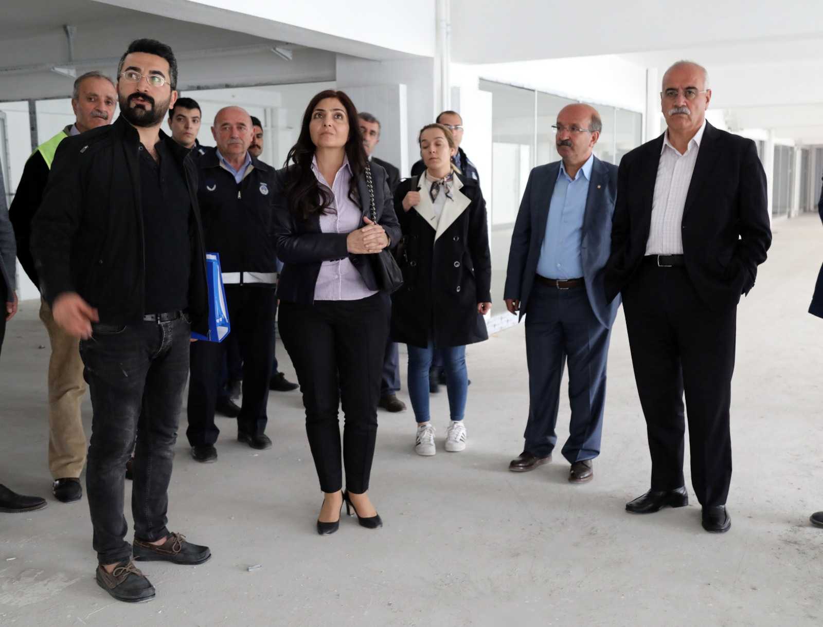 EŞBAŞKANLAR AVM’YE ÇEVRİLEN ÇOK KATLI OTOPARK BİNASINDA İNCELEME YAPTI