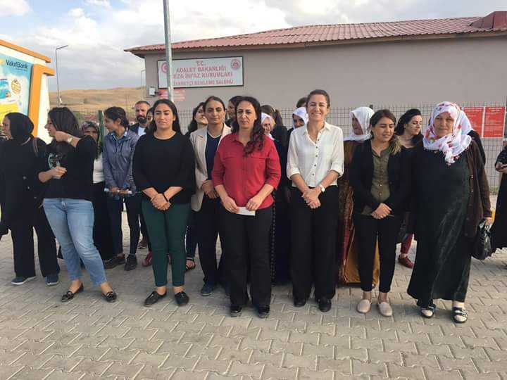 Kadınlar tecrit politikasını prostesto etti...