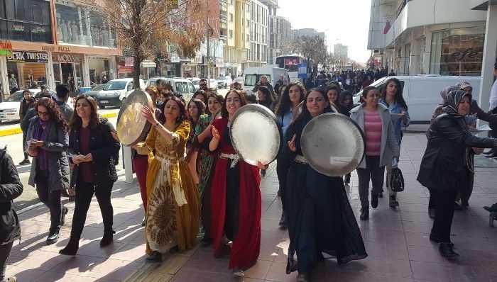 Van’da kadınlar Erbane ile halkı 8 Mart mitingine davet etti