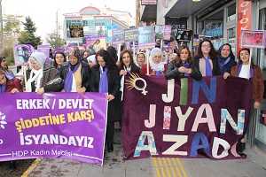 Kadınlar engellemelere rağmen Van sokaklarında: Susmuyoruz, korkmuyoruz