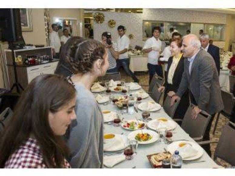 Vali ve çocuklar iftarda bir arada