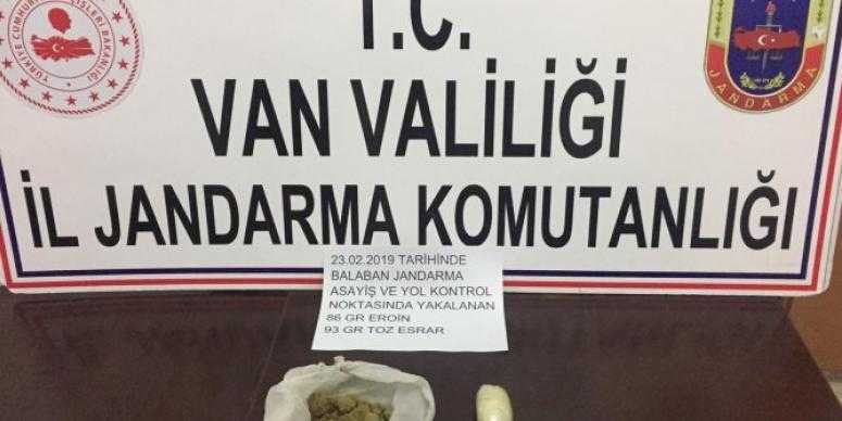 Gevaş’ta iki yolcu üzerinde uyuşturucu madde ele geçirildi