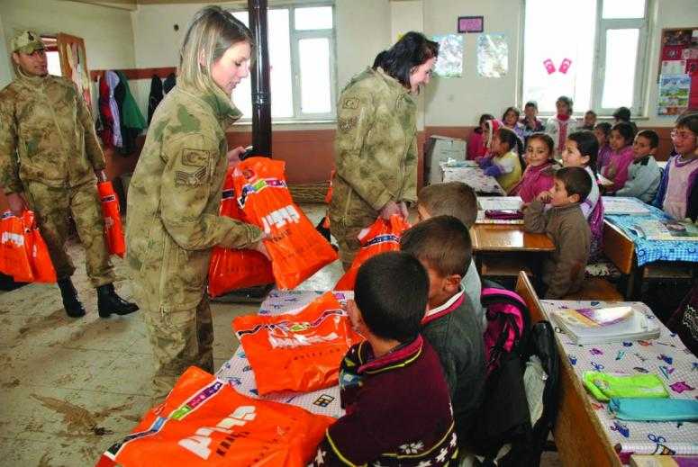 Jandarma'dan çocuklara bayram sürprizi