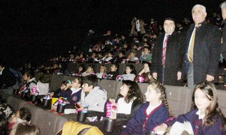 KIYASETTİN KIREKİN'İN; GİRİŞİMLERİ SONUCUNDA ÇOCUKLAR SİNEMA GÖRDÜ...