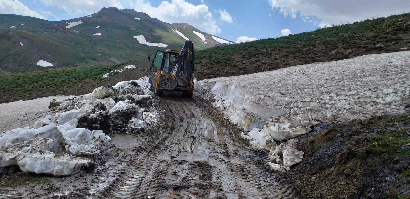 VASKİ ekipleri karlı yolda arıza giderdi