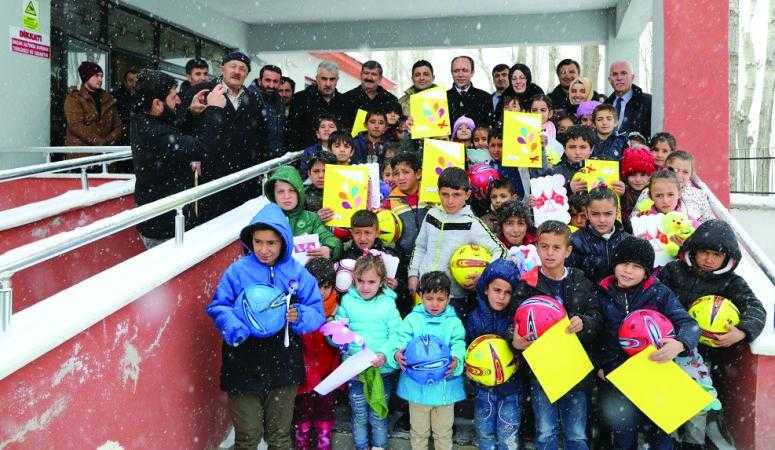 Başkale'de kar yağışı altında karne sevinci