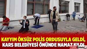 Kars Belediyesi'ne kayyım olarak atanan Vali Öksüz, belediye önünde namaz kılmıştı