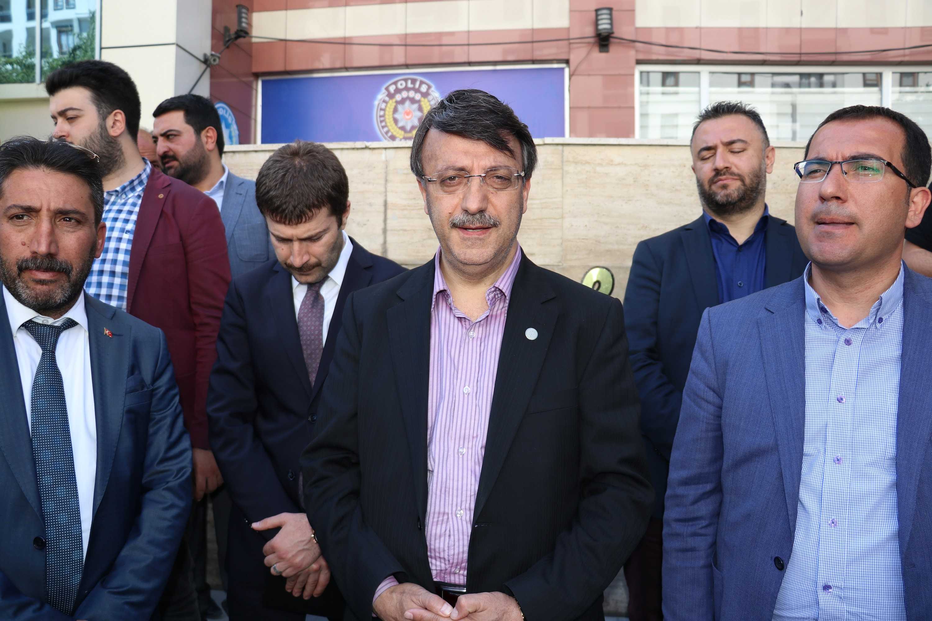 Van AK Parti seçim aracına saldırı.Başkan Türkmenoğlu Açıklamalarda bulundu