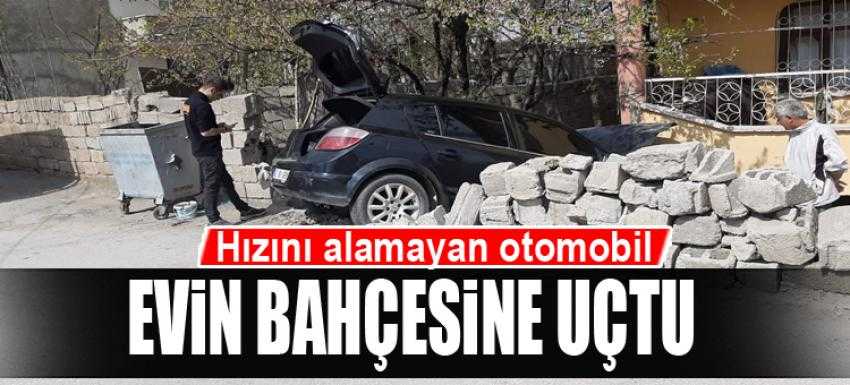 Hızını alamayan otomobil evin bahçesine uçtu