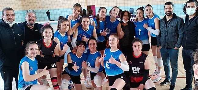 Vanlı Kadın Voleybolcular Fırtına Gibi Esiyor