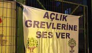 HDP'nin ilçe binalarına pankart baskını