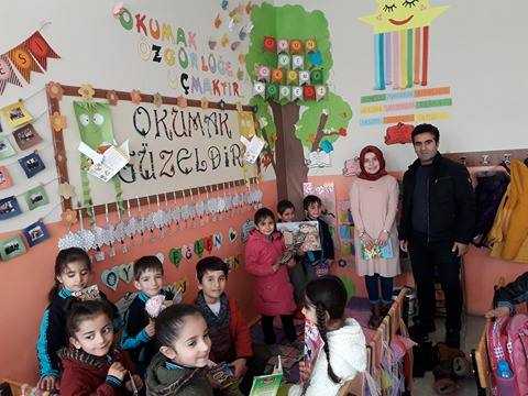 Okul Müdürü Reşit Kaval ve Öğretmen NilgünYanık'tan Örnek davranış...