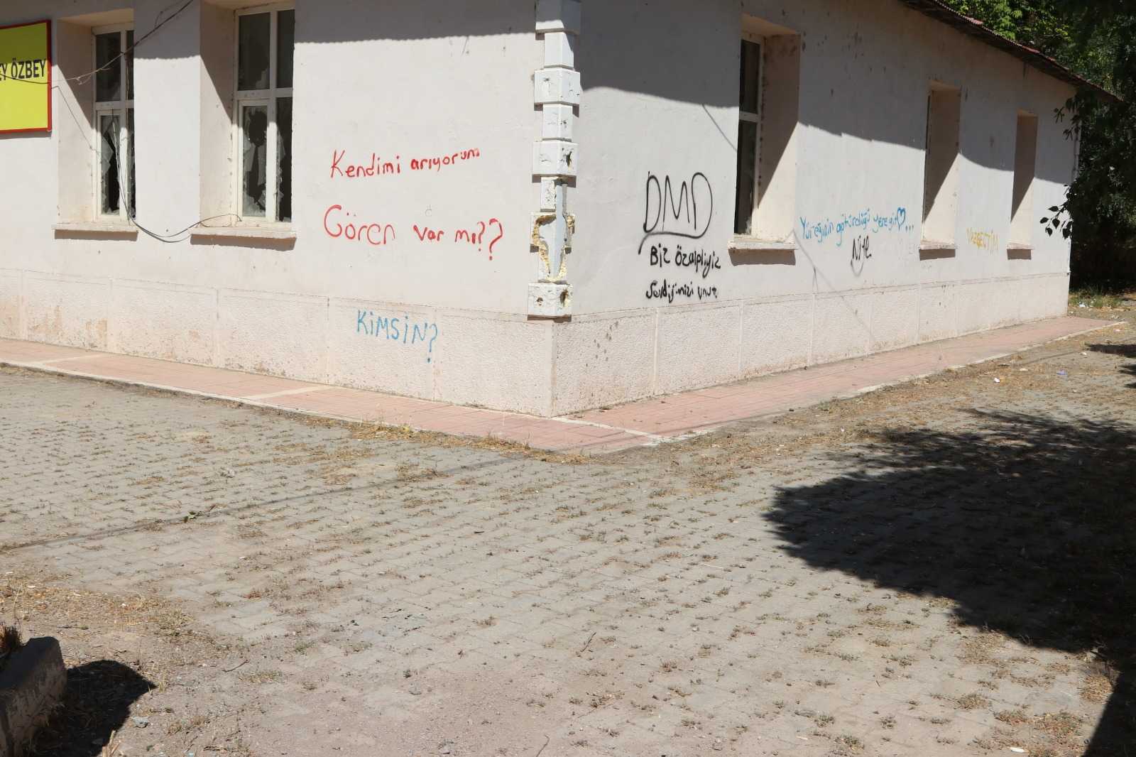 Özalp Belediyesi Okul Bahçelerini Temizliyor