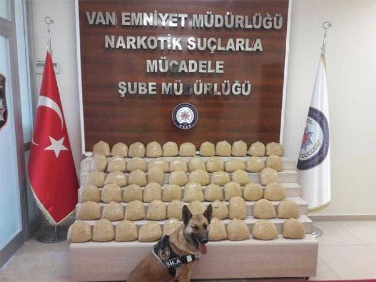 Özalp yolunda durdurulan araçta esrar ele geçirildi