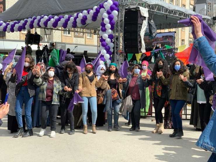 Van'da 8 Mart mitingi: Ne korona ne erkek şiddeti kadınlara geri adım attıramayacak