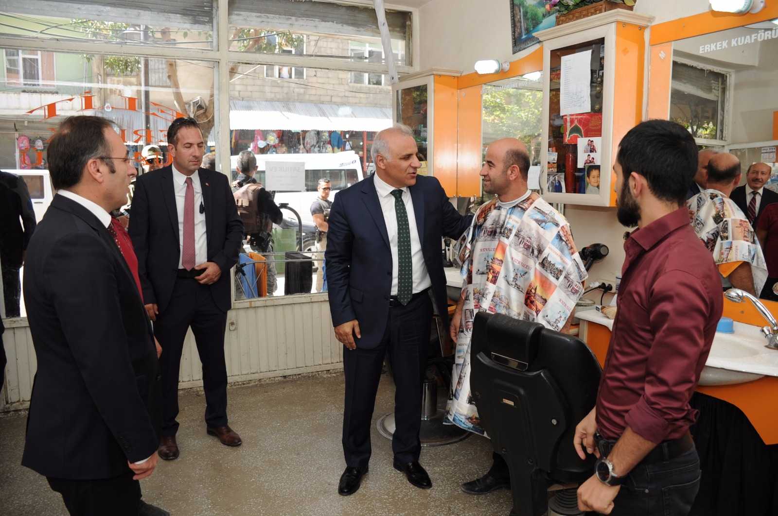 ÇATAK’TA VATANDAŞ VE ESNAFLA BİR ARAYA GELEN VALİ ZORLUOĞLU, MUHTARLARLA DA GÖRÜŞTÜ